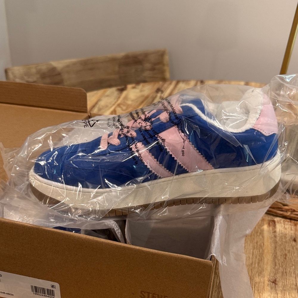 Steve Madden Blue & Pink Athletic Shoes nwt/box size 5 kids or a woman size 7 - Picture 3 of 8